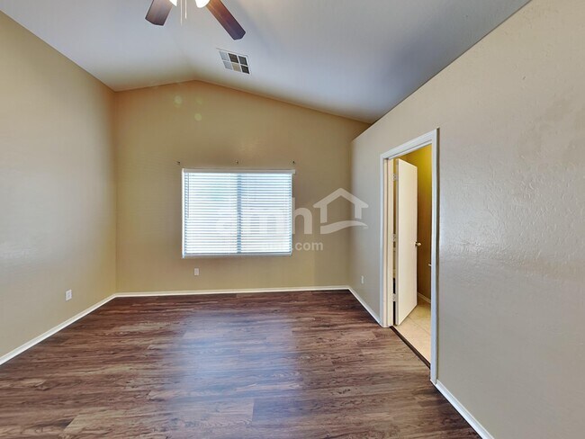 Building Photo - 1172 E Elm Rd