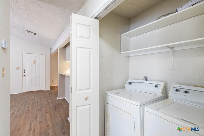 Building Photo - 1202 Thorpe Ln