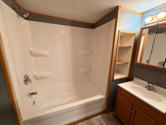 Building Photo - Spacious Family Home Near Schools and Parks in Rock Falls