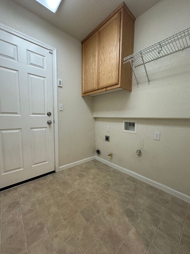 Building Photo - Gorgeous 3 Bed / 2.5 Bath Home in Desirabl...