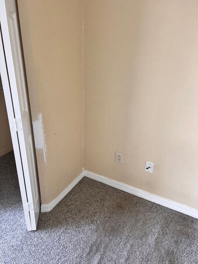 Building Photo - Annual Unfurnished Rental – 3 Bed, 2 Bath Condo in Gated Community!