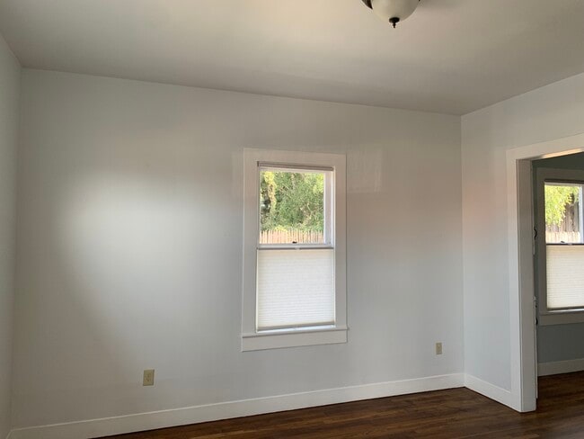 Building Photo - 1065 5th St