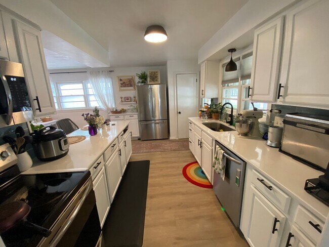 Building Photo - Charming Ranch Style Home - On Corner Lot!