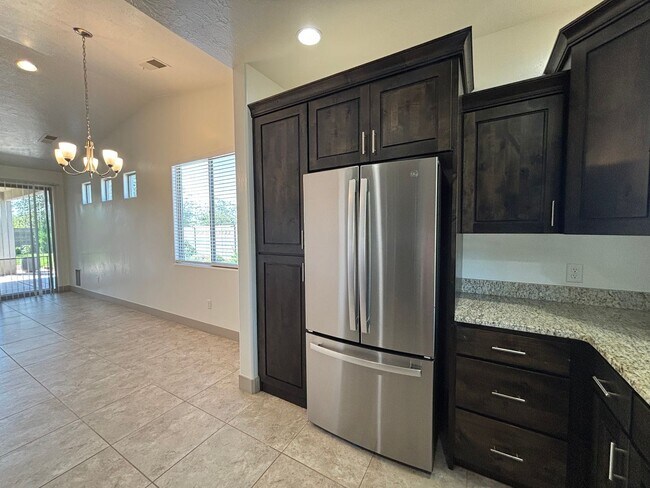 Building Photo - SPACIOUS HOME FOR RENT!