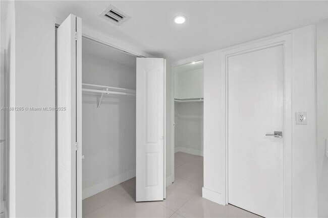 Building Photo - 100 Bayview Dr