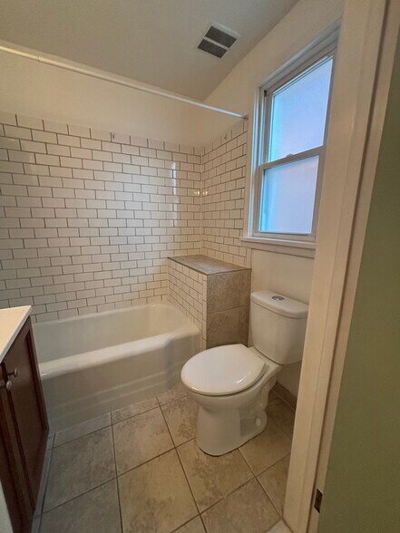 Building Photo - 1574 Ridgewood Ave