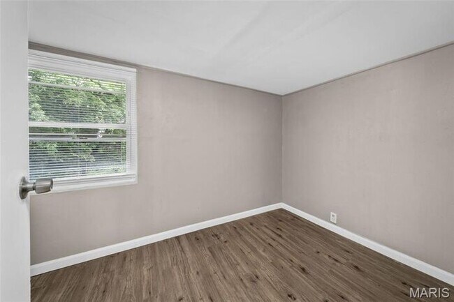 Building Photo - Completely remodeled and move-in ready!