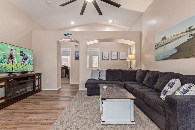 Building Photo - 543 S Wildrose