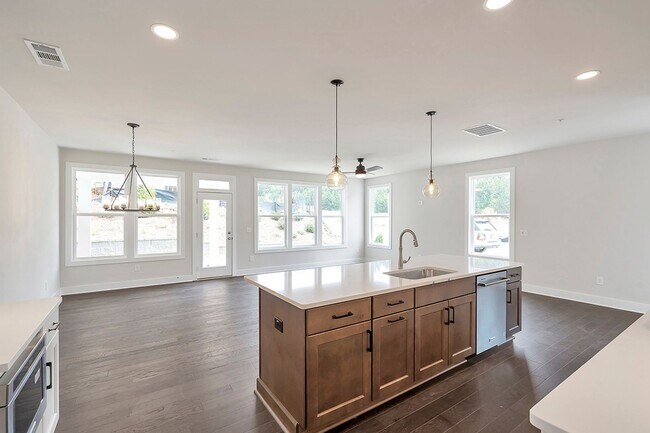 Building Photo - Luxury Westshore Townhome