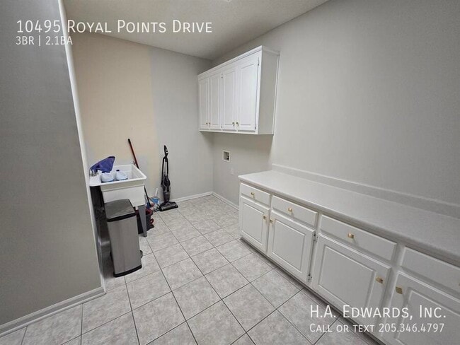 Building Photo - 10495 Royal Points Dr