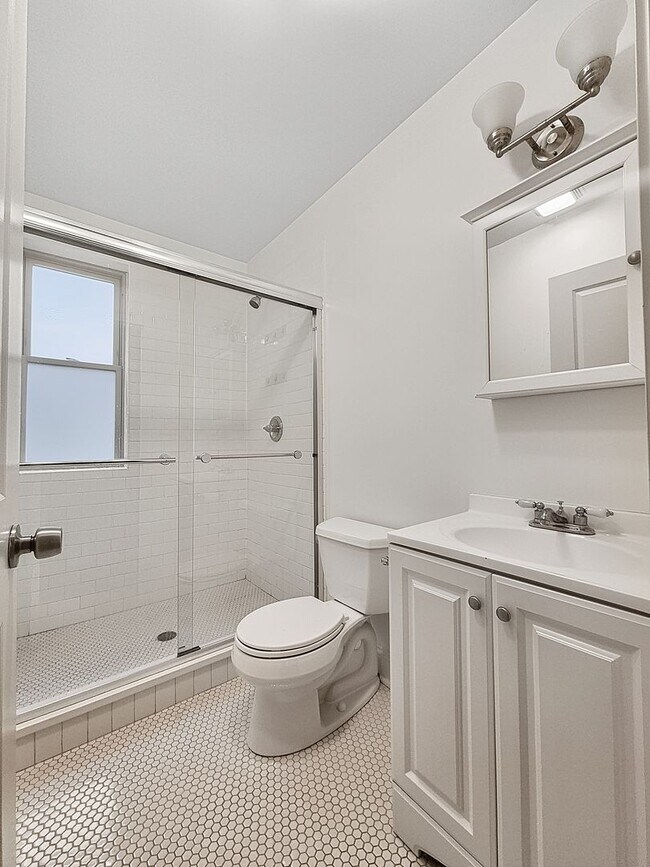 Building Photo - Large 2-bed/2-bath Apartment With Updated Kitchen and Large Living Room