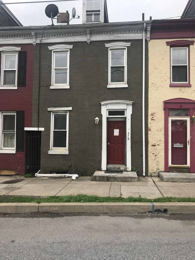 Building Photo - Coming Soon - Spacious 3 Bedroom, 1 Bath H...