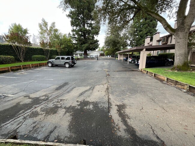 Building Photo - 2BR|2BA|994SF| - Ground Floor Condo, Nice ...