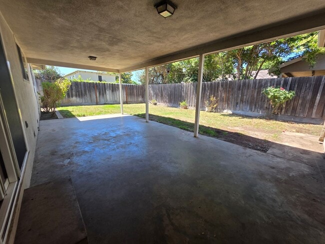 Building Photo - Single story home close to freeway access!