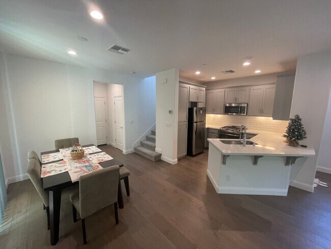 Building Photo - Charming 3 Bed / 2.5 Bath Home with Modern Upgrades