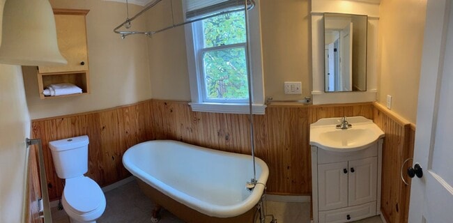 Building Photo - Two Bedroom Victorian Home For Rent in the Brooklyn Neighborhood!