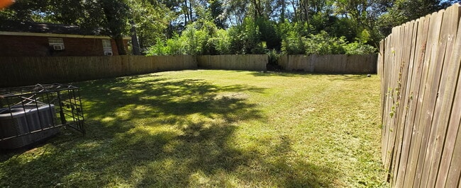 Building Photo - 3033 Woodview Dr