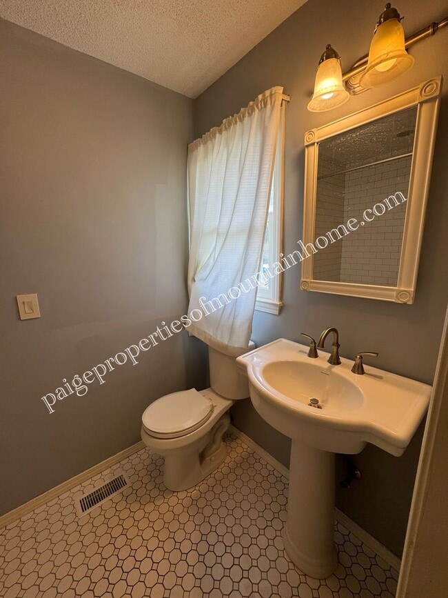 Building Photo - Stylish 3-Bedroom Home with Beautiful Kitc...
