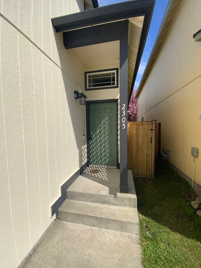 Building Photo - AVAILABLE NOW! Spanaway Home 3bdr & 2.5 bath 2 car garage & UPDATED FLOOR PLAN