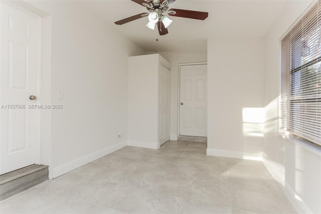 Building Photo - 1571 NE 44th St