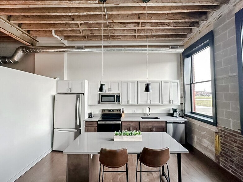 Building Photo - 605 W 4th St N