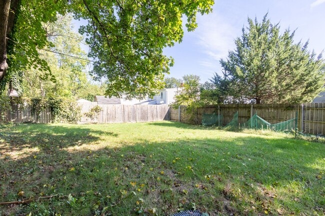 Building Photo - Lovely 3 BR/1.5 BA Semi-Detached Home in S...