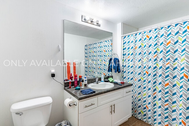 Building Photo - 898 E 700 N