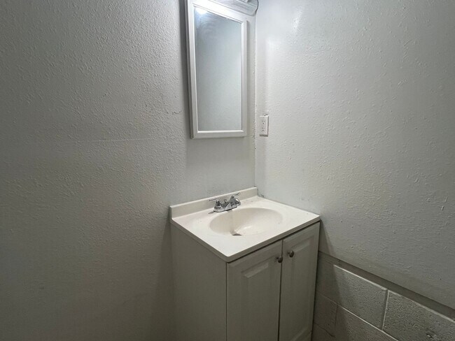 Building Photo - Furnished ALL BILLS PAID Backhouse Efficiency For Rent