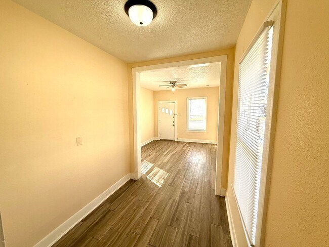 Building Photo - **APPLICATION RECEIVED** **MOVE-IN SPECIAL...