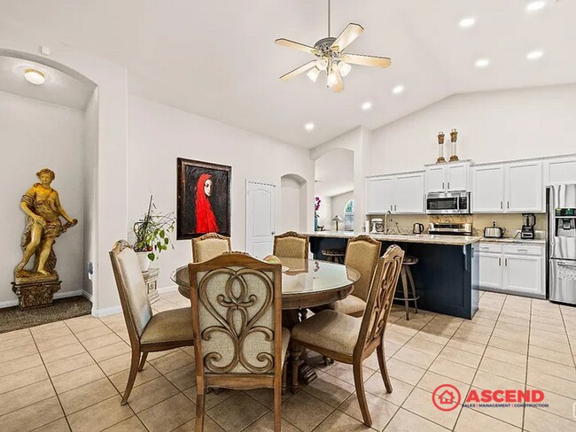 Building Photo - Stunning 4 Bedroom Home Off Brimhall Rd!