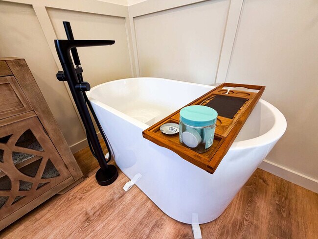 Building Photo - 16018 Windsor Dr