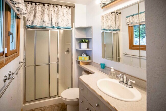 Bathroom #1 - off the master bedroom - 731 Garnet Ave