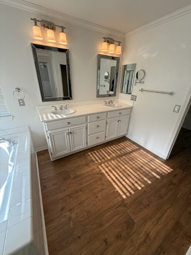 Building Photo - Spacious 5-Bed Family Home w/ 3-Car Garage Near Top Schools in Orange Crest.  One large bedroom a...