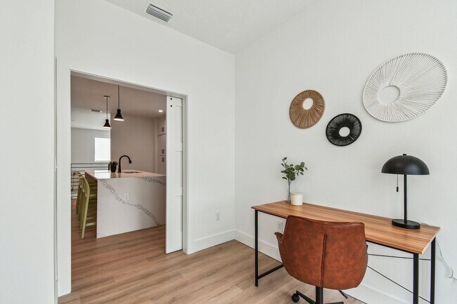 Building Photo - A charming coastal townhouse, just minutes from downtown St. Pete!