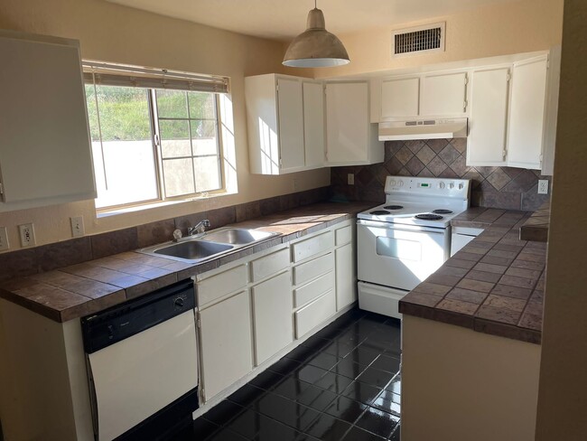 Large Open Kitchen with Tile Surround - 544 Multy Ct