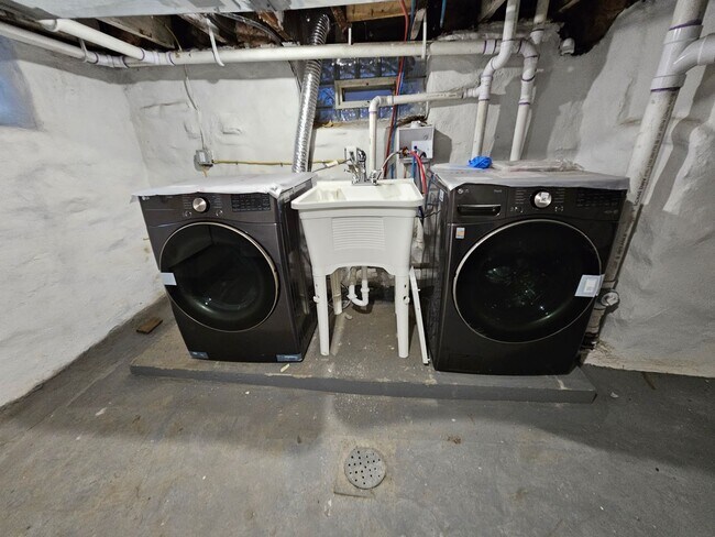 Building Photo - Amazing all new 4 bed 2.5 Bath House for rent!