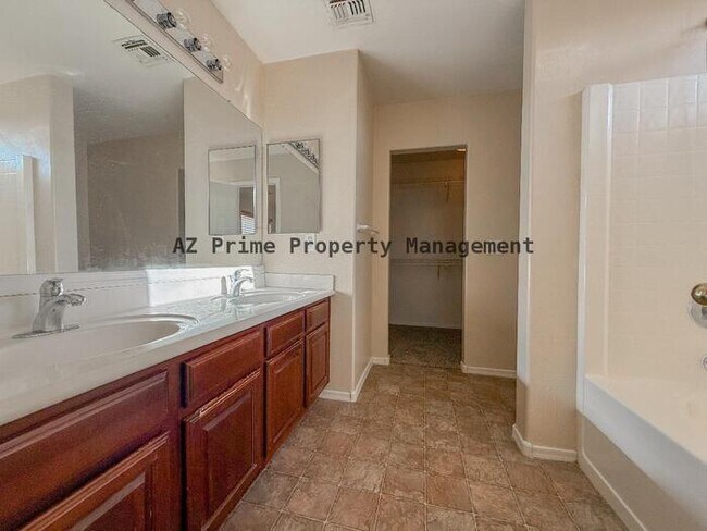 Building Photo - 24016 N Oasis Blvd