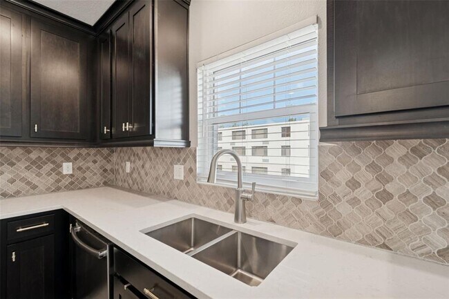 Building Photo - 4921 W Paul Ave