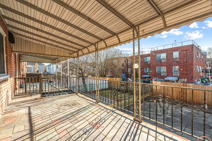 Building Photo - 1318 E 58th St