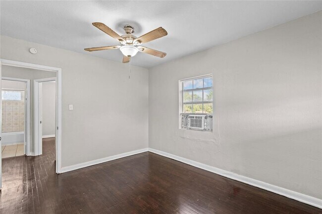 Building Photo - 818 3rd St N