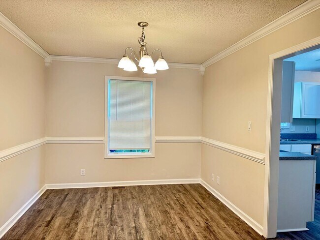 Building Photo - Great Location!!3 Bed/2.5 Bath near exit 1...