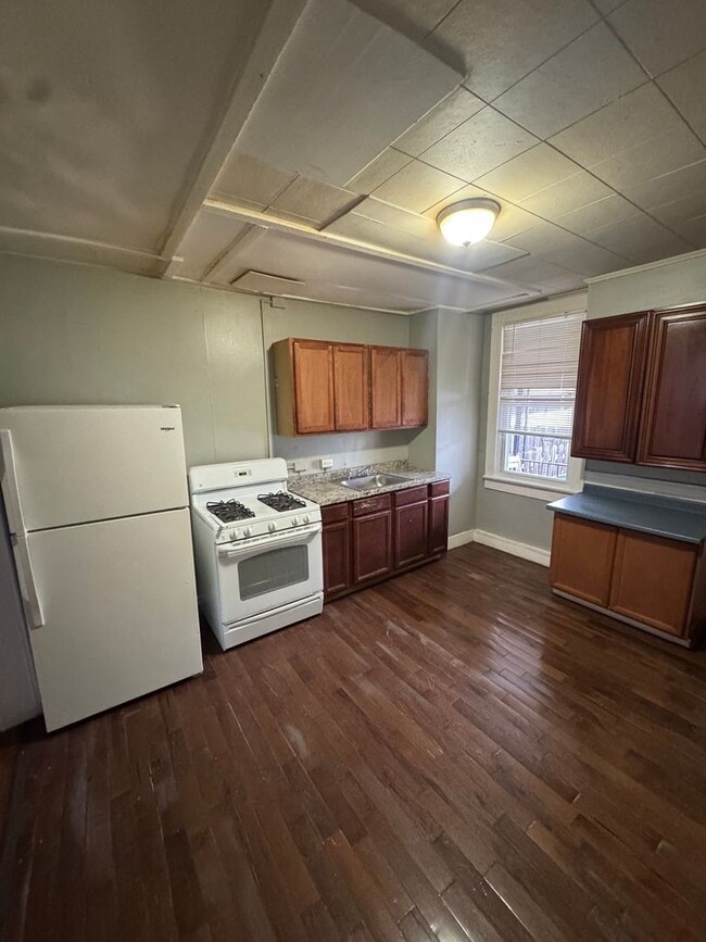 Building Photo - **AVAILABLE NOW** Desirable East Baltimore, Reasonably- Priced Town Home For Rent!