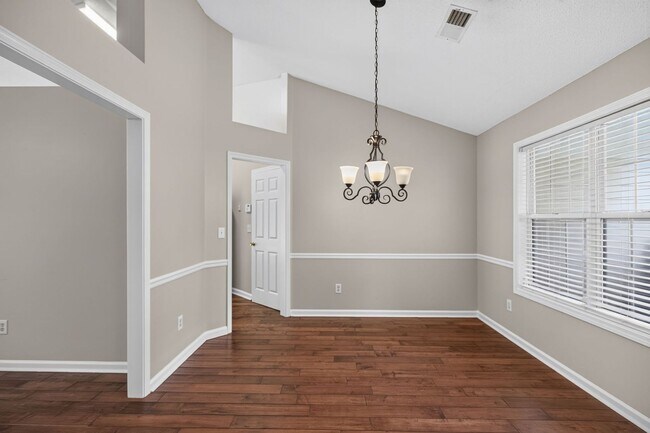 Building Photo - 390 Silverthorn Dr