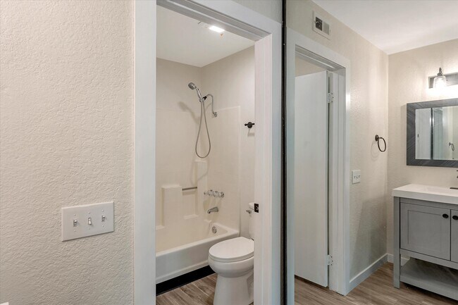 Building Photo - 2554 Olive Dr