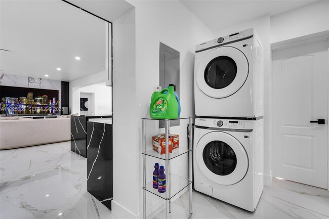 Building Photo - 864 W 69th Pl