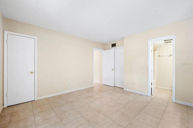 Building Photo - 2525 W Bay Dr