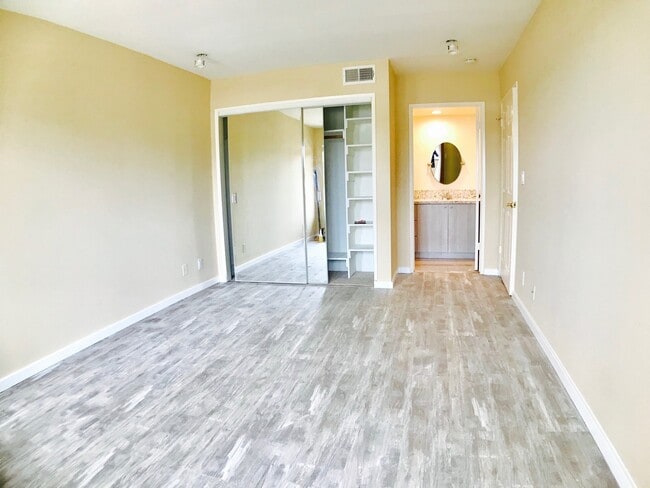 Building Photo - Beautiful Townhouse in Prime Glendale Area!
