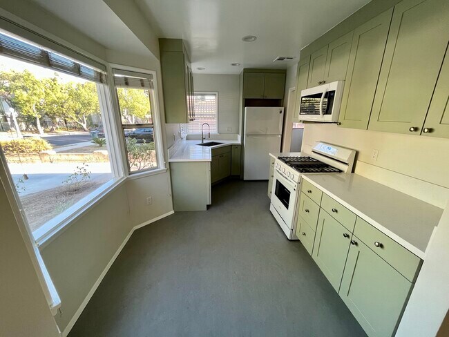 Kitchen - Entry View - 1583 Wesley Ave
