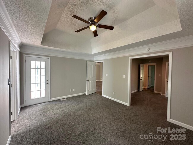 Building Photo - 1617 Sugar Hollow Dr