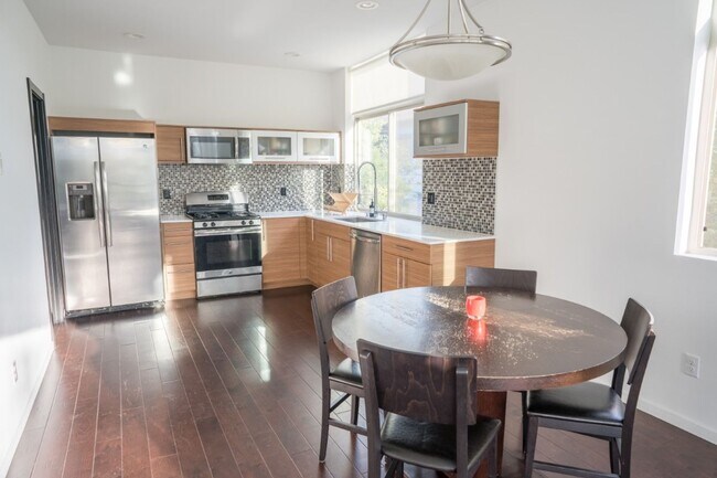 Building Photo - 3Bd/3.25Ba Seattle